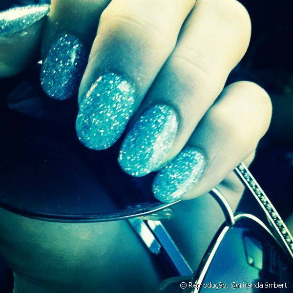 A cantora divulgou recente em seu Instagram uma foto em zoom de suas unhas com esmalte de glitter